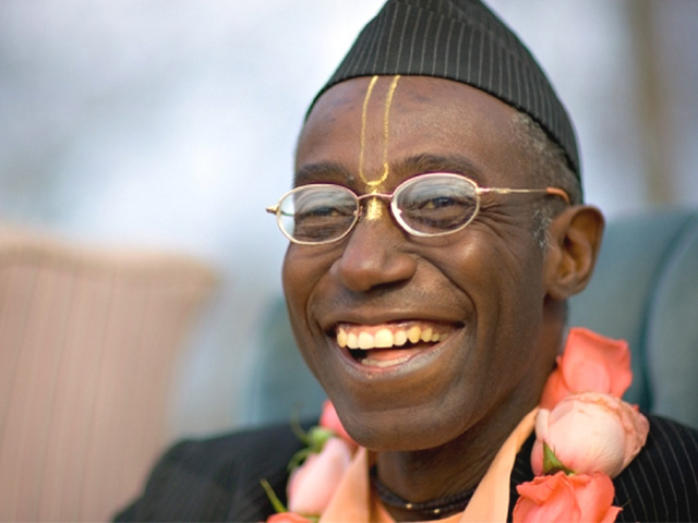 Bhakti Tirtha Swami Chanting Hare Krishna