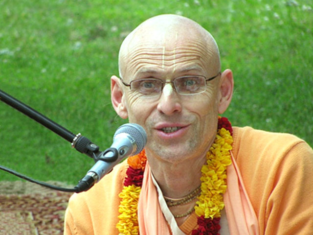 Kadama Kannan swami Chanting Hare Krishna