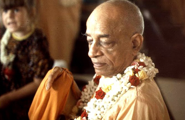 Bhakti Tirtha Swami Chanting Hare Krishna